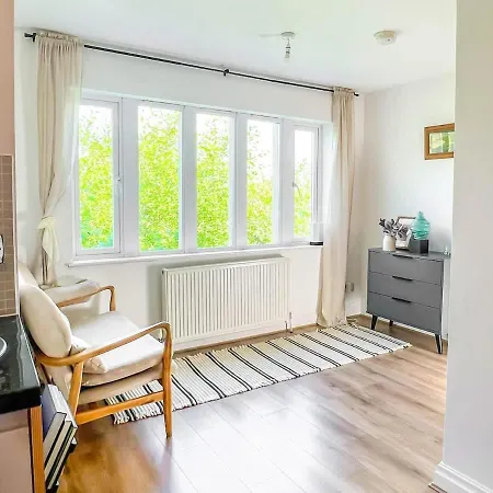 Private 2-bed Duplex Near Headingly W Parking *