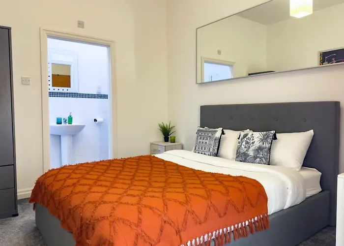 Private 2-bed Duplex Near Headingly W Parking *