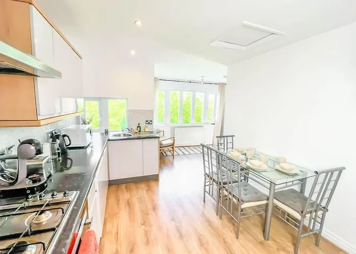 Private 2-bed Duplex Near Headingly W Parking Leeds (West Yorkshire)