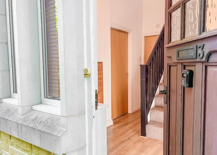 Private 2-bed Duplex Near Headingly W Parking