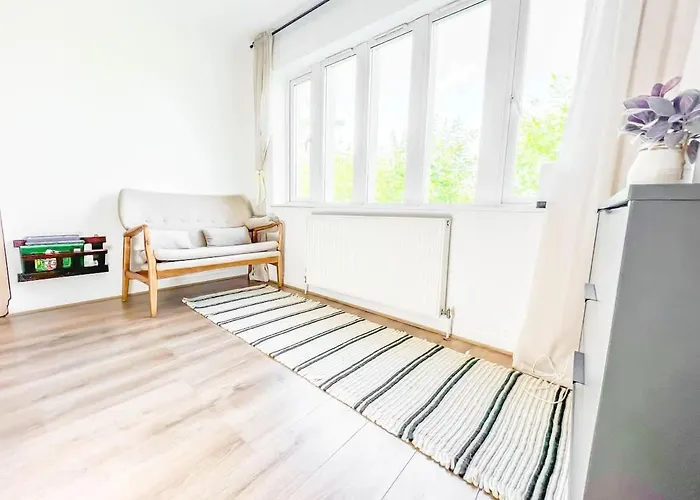 Private 2-bed Duplex Near Headingly W Parking *