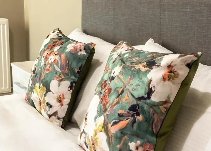 Private 2-bed Duplex Near Headingly W Parking