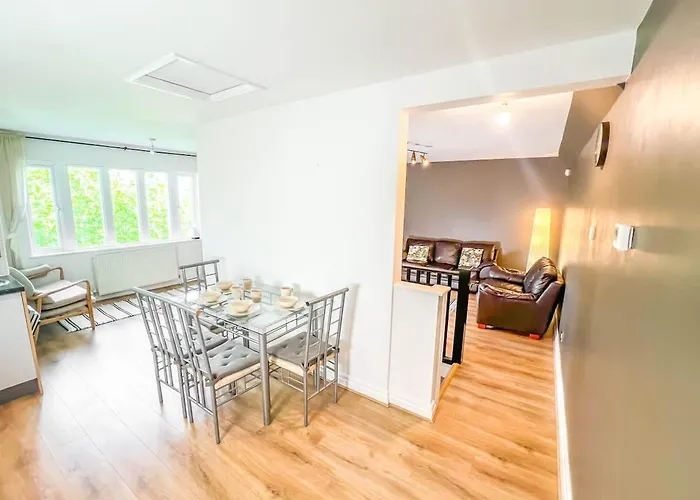 Private 2-bed Duplex Near Headingly W Parking Apartment *