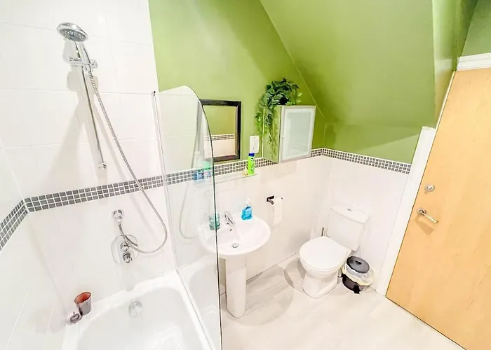 Private 2-bed Duplex Near Headingly W Parking *