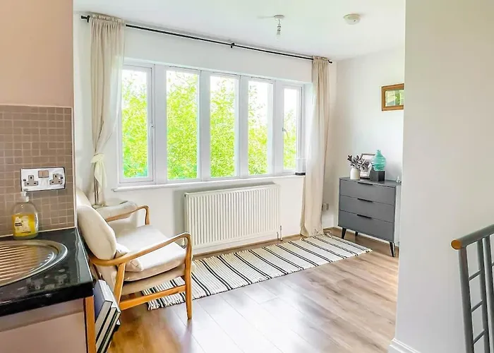 Private 2-bed Duplex Near Headingly W Parking *