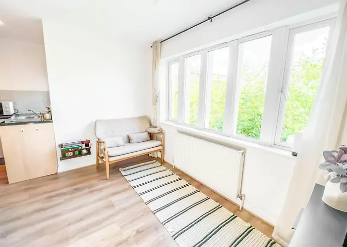 Private 2-bed Duplex Near Headingly W Parking Apartment *