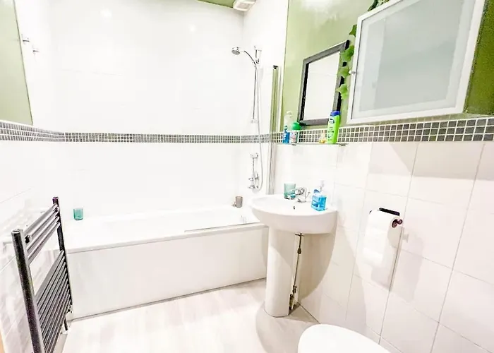 Private 2-bed Duplex Near Headingly W Parking