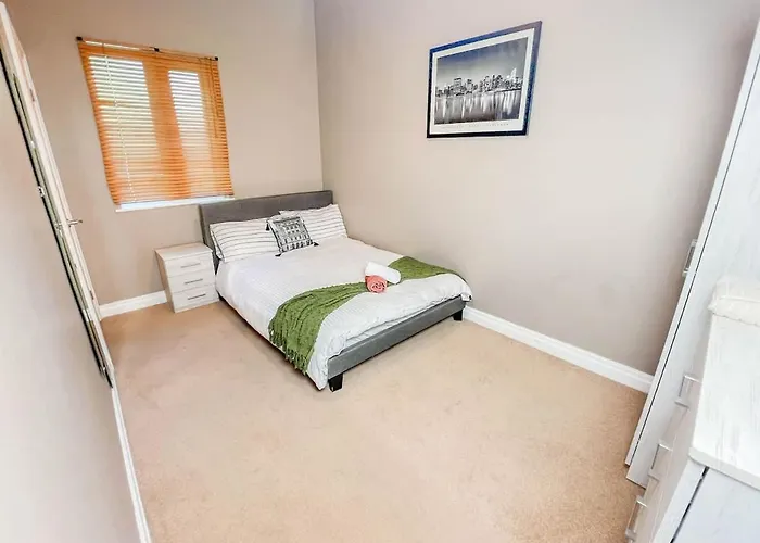 Private 2-bed Duplex Near Headingly W Parking * Leeds (West Yorkshire)