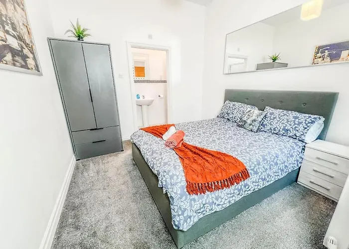 Private 2-bed Duplex Near Headingly W Parking * Leeds (West Yorkshire)