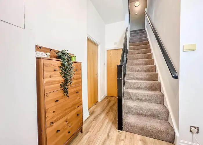 Private 2-bed Duplex Near Headingly W Parking * Leeds (West Yorkshire)