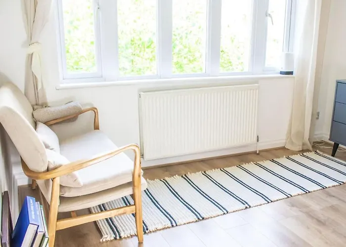 Private 2-bed Duplex Near Headingly W Parking *