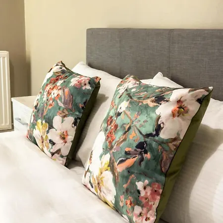 Stylish 2-Bed Duplex In Headingley, Leeds - Free Parking