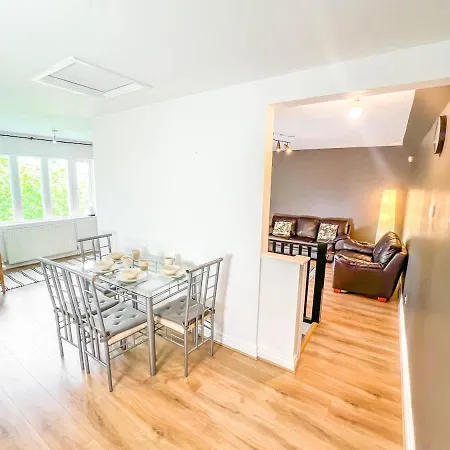 Stylish 2-Bed Duplex In Headingley, Leeds - Free Parking Apartment *
