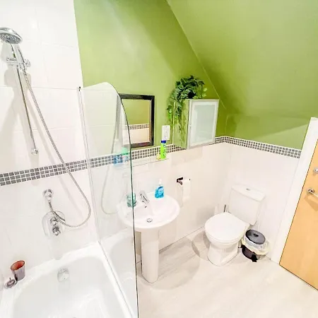 Stylish 2-Bed Duplex In Headingley, Leeds - Free Parking *