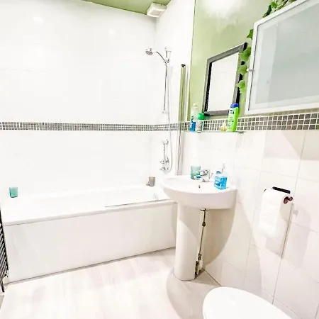 Stylish 2-Bed Duplex In Headingley, Leeds - Free Parking