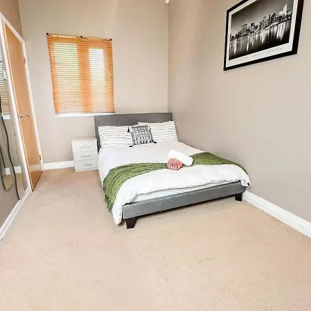Stylish 2-Bed Duplex In Headingley, Leeds - Free Parking Apartment