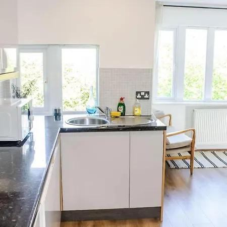 Stylish 2-Bed Duplex In Headingley, Leeds - Free Parking Apartment *